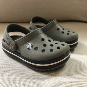 CROC Band Gray/Navy Stripe Sz 5 EUC
